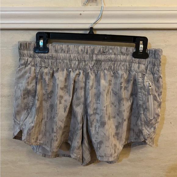 Lululemon Tracker Short V*4"
City Breeze Alpine White Multi - Picture 6 of 11